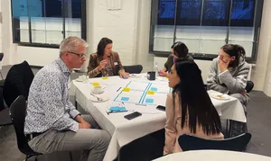 Teilnehmende beim Gespräch